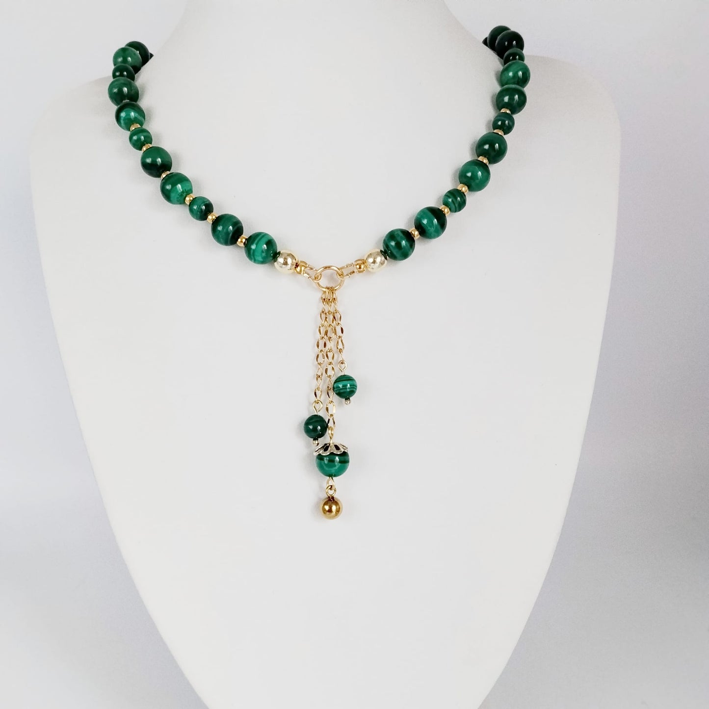 Collier en Malachite naturelle : pierre de protection, d’équilibre émotionnel et de confiance en soi. Bijou élégant aux vertus énergétiques puissantes.