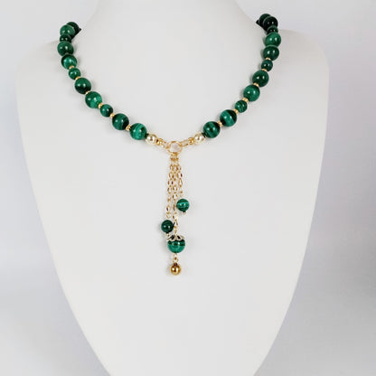 Collier en Malachite naturelle : pierre de protection, d’équilibre émotionnel et de confiance en soi. Bijou élégant aux vertus énergétiques puissantes.