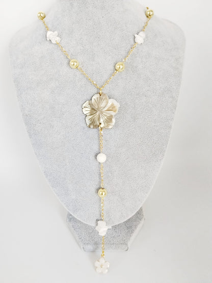 Laissez-vous envoûter par mon collier Fleur en nacre et howlite véritable. Un bijou artisanal conçu pour harmoniser vos émotions et sublimer votre décolleté avec élégance.