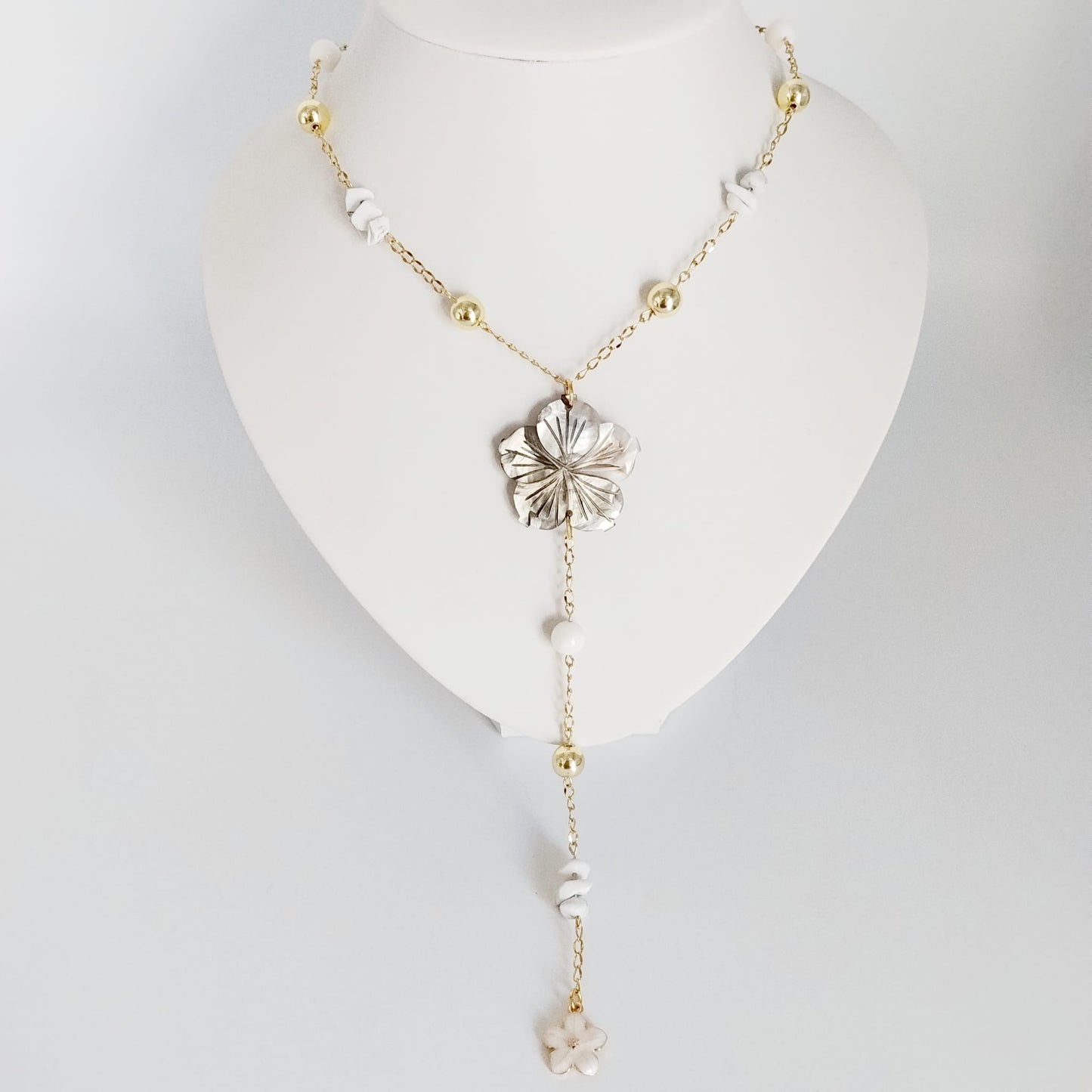 Laissez-vous envoûter par mon collier Fleur en nacre et howlite véritable. Un bijou artisanal conçu pour harmoniser vos émotions et sublimer votre décolleté avec élégance.