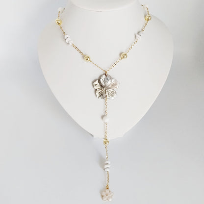 Laissez-vous envoûter par mon collier Fleur en nacre et howlite véritable. Un bijou artisanal conçu pour harmoniser vos émotions et sublimer votre décolleté avec élégance.