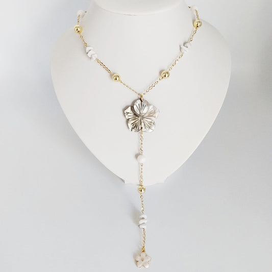 Laissez-vous envoûter par mon collier Fleur en nacre et howlite véritable. Un bijou artisanal conçu pour harmoniser vos émotions et sublimer votre décolleté avec élégance.