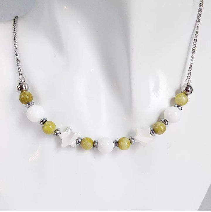 Découvrez le collier en pierre naturelle Nacre & Serpentine : un bijou élégant qui allie protection, sérénité et intuition. Apaisant et équilibrant, il favorise le calme intérieur et la confiance en soi.