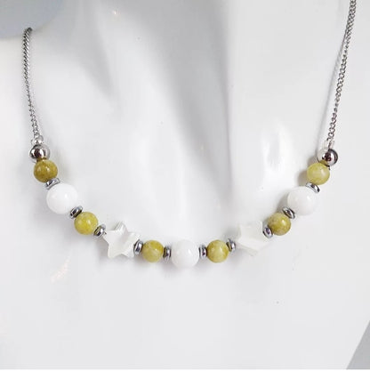 Découvrez le collier en pierre naturelle Nacre & Serpentine : un bijou élégant qui allie protection, sérénité et intuition. Apaisant et équilibrant, il favorise le calme intérieur et la confiance en soi.