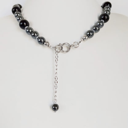 Collier en obsidienne argentée et hématite, pierres naturelles associées à la protection et à l’ancrage. Un bijou élégant et symbolique.