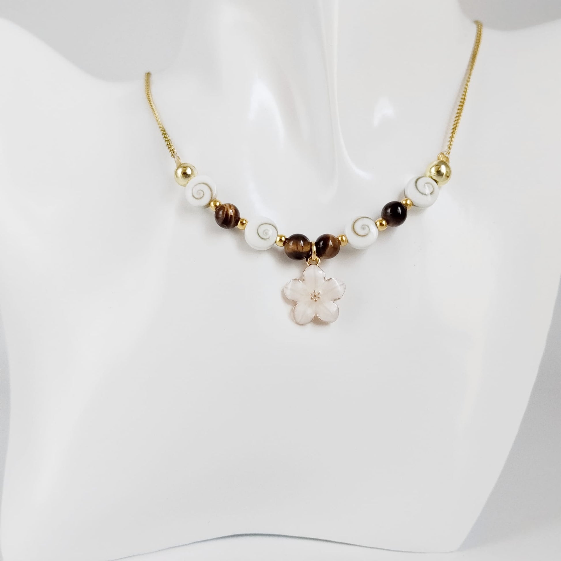 Découvrez nos colliers en Œil de Sainte-Lucie et pierres naturelles. Bouclier de protection, sérénité et vitalité au quotidien. Trouvez votre pierre !