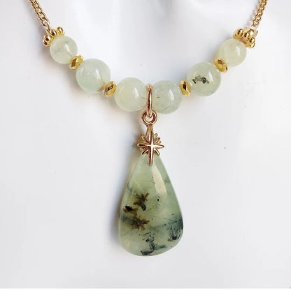 Découvrez le collier en Préhnite, pierre naturelle apaisante et protectrice qui favorise la sérénité, la clarté mentale et l’équilibre intérieur.