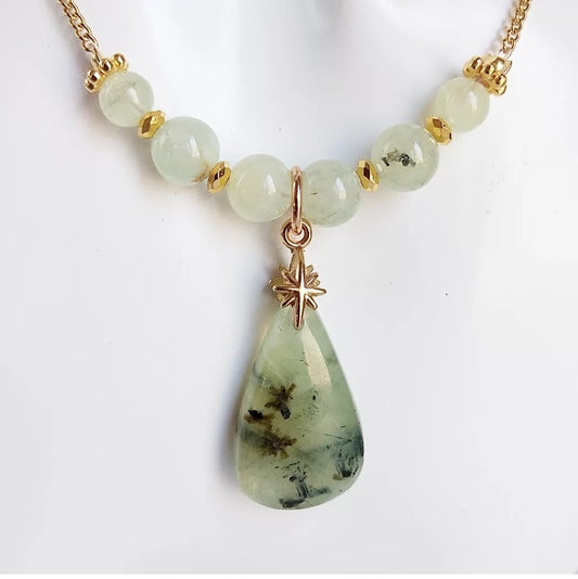 Découvrez le collier en Préhnite, pierre naturelle apaisante et protectrice qui favorise la sérénité, la clarté mentale et l’équilibre intérieur.