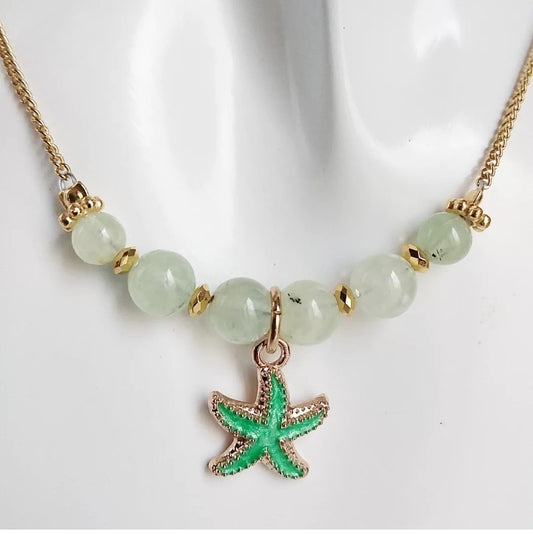 Découvrez le collier en Préhnite, pierre naturelle apaisante et protectrice qui favorise la sérénité, la clarté mentale et l’équilibre intérieur.