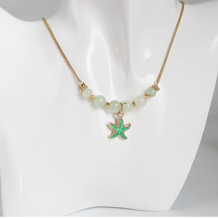 Découvrez le collier en Préhnite, pierre naturelle apaisante et protectrice qui favorise la sérénité, la clarté mentale et l’équilibre intérieur.