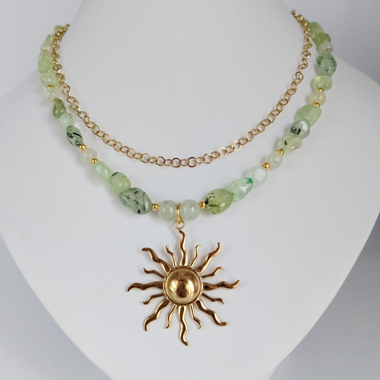 Découvrez les bienfaits du collier Soleil en Préhnite. Une pierre naturelle protectrice qui apaise l'esprit, favorise le sommeil et purifie le corps. Idéal pour la sérénité.