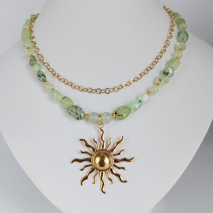 Découvrez les bienfaits du collier Soleil en Préhnite. Une pierre naturelle protectrice qui apaise l'esprit, favorise le sommeil et purifie le corps. Idéal pour la sérénité.