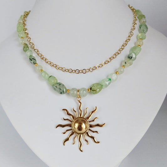 Découvrez les bienfaits du collier Soleil en Préhnite. Une pierre naturelle protectrice qui apaise l'esprit, favorise le sommeil et purifie le corps. Idéal pour la sérénité.