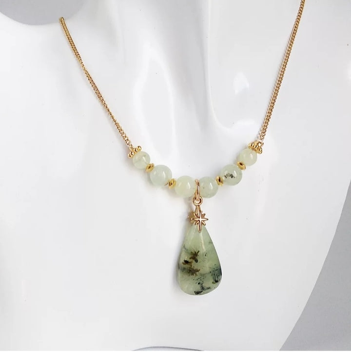 Découvrez le collier en Préhnite, pierre naturelle apaisante et protectrice qui favorise la sérénité, la clarté mentale et l’équilibre intérieur.
