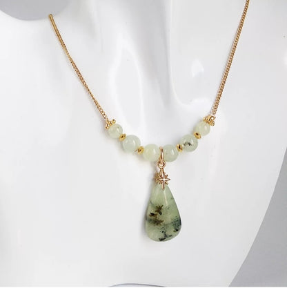 Découvrez le collier en Préhnite, pierre naturelle apaisante et protectrice qui favorise la sérénité, la clarté mentale et l’équilibre intérieur.