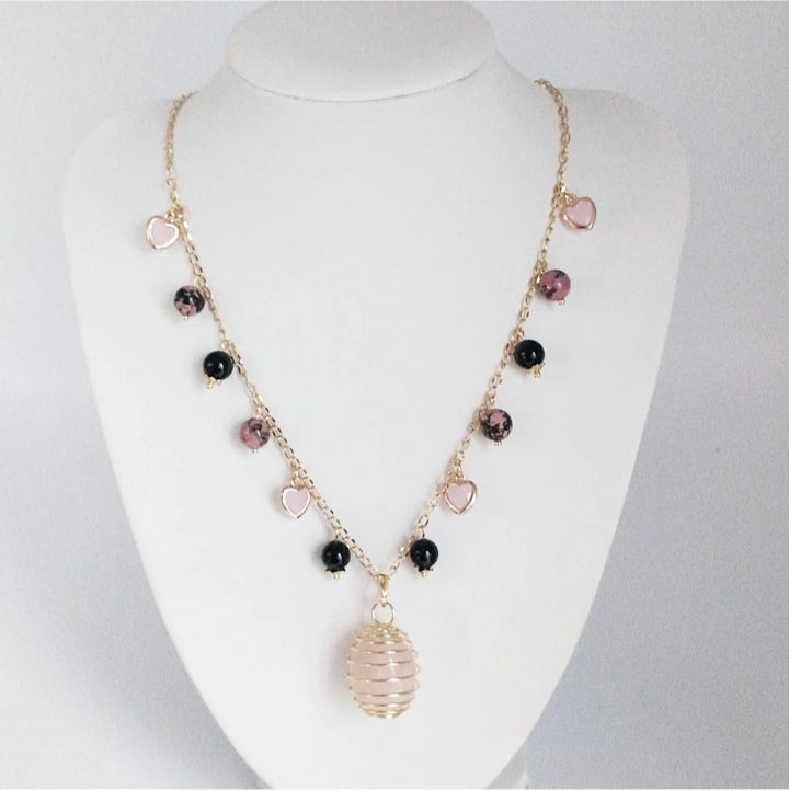 Découvrez le collier en pierres naturelles Quartz Rose, Rhodonite et Tourmaline Noire – un bijou alliant amour, protection et harmonie. Création artisanale en acier inoxydable doré.