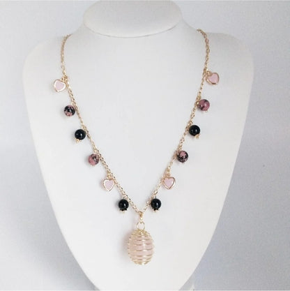 Découvrez le collier en pierres naturelles Quartz Rose, Rhodonite et Tourmaline Noire – un bijou alliant amour, protection et harmonie. Création artisanale en acier inoxydable doré.