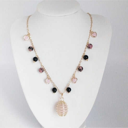 Découvrez le collier en pierres naturelles Quartz Rose, Rhodonite et Tourmaline Noire – un bijou alliant amour, protection et harmonie. Création artisanale en acier inoxydable doré.