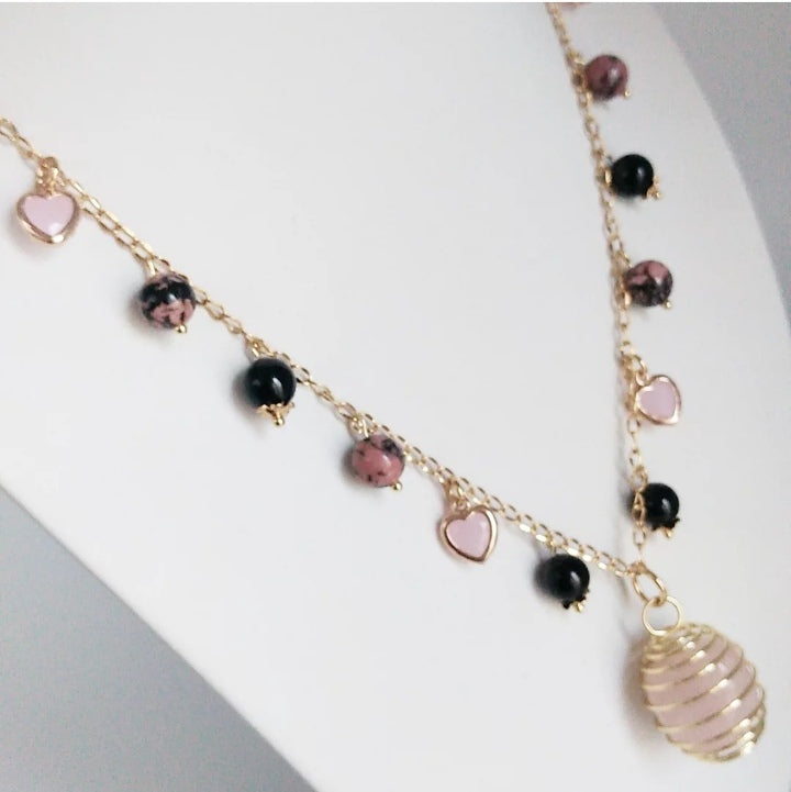 Découvrez le collier en pierres naturelles Quartz Rose, Rhodonite et Tourmaline Noire – un bijou alliant amour, protection et harmonie. Création artisanale en acier inoxydable doré.