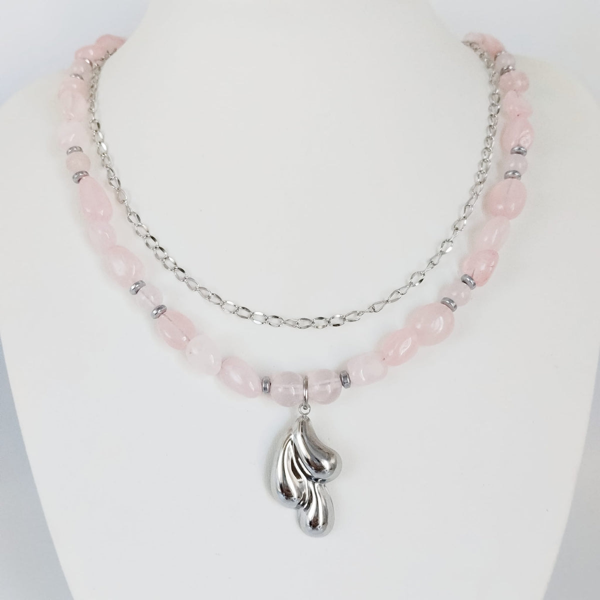 Collier en quartz rose naturel, symbole d’amour, de tendresse et d’harmonie. Un bijou délicat associé au chakra du cœur et à la paix intérieure.