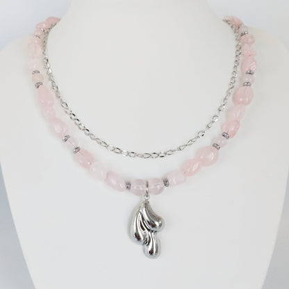 Collier en quartz rose naturel, symbole d’amour, de tendresse et d’harmonie. Un bijou délicat associé au chakra du cœur et à la paix intérieure.