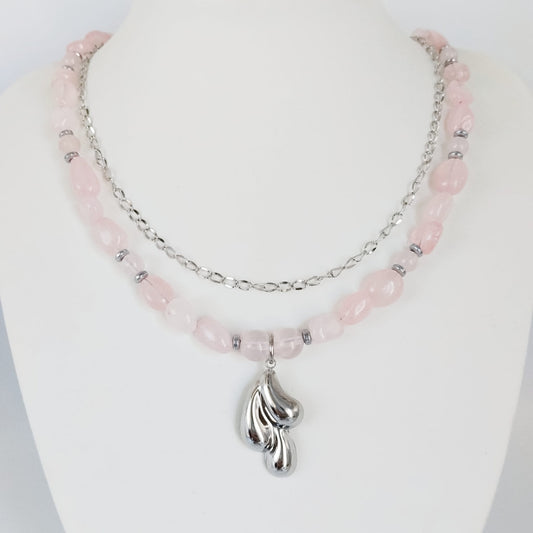 Collier en quartz rose naturel, symbole d’amour, de tendresse et d’harmonie. Un bijou délicat associé au chakra du cœur et à la paix intérieure.