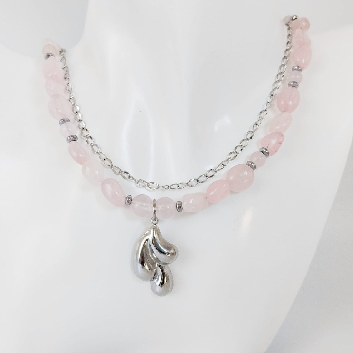 Collier en quartz rose naturel, symbole d’amour, de tendresse et d’harmonie. Un bijou délicat associé au chakra du cœur et à la paix intérieure.