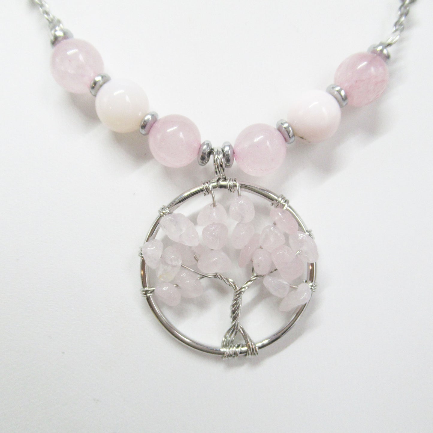 Collier Quartz rose Opale rose - Arbre de vie  https://monjolicaillou.fr/products/collier-quartz-rose-opale-rose-arbre-de-vie  Ce collier en Quartz rose et Opale rose est orné d'un pendentif de l'arbre de vie. Portez-le pour ressentir les bienfaits apaisants du Quartz rose et les vibrations positives de l'opale rose.