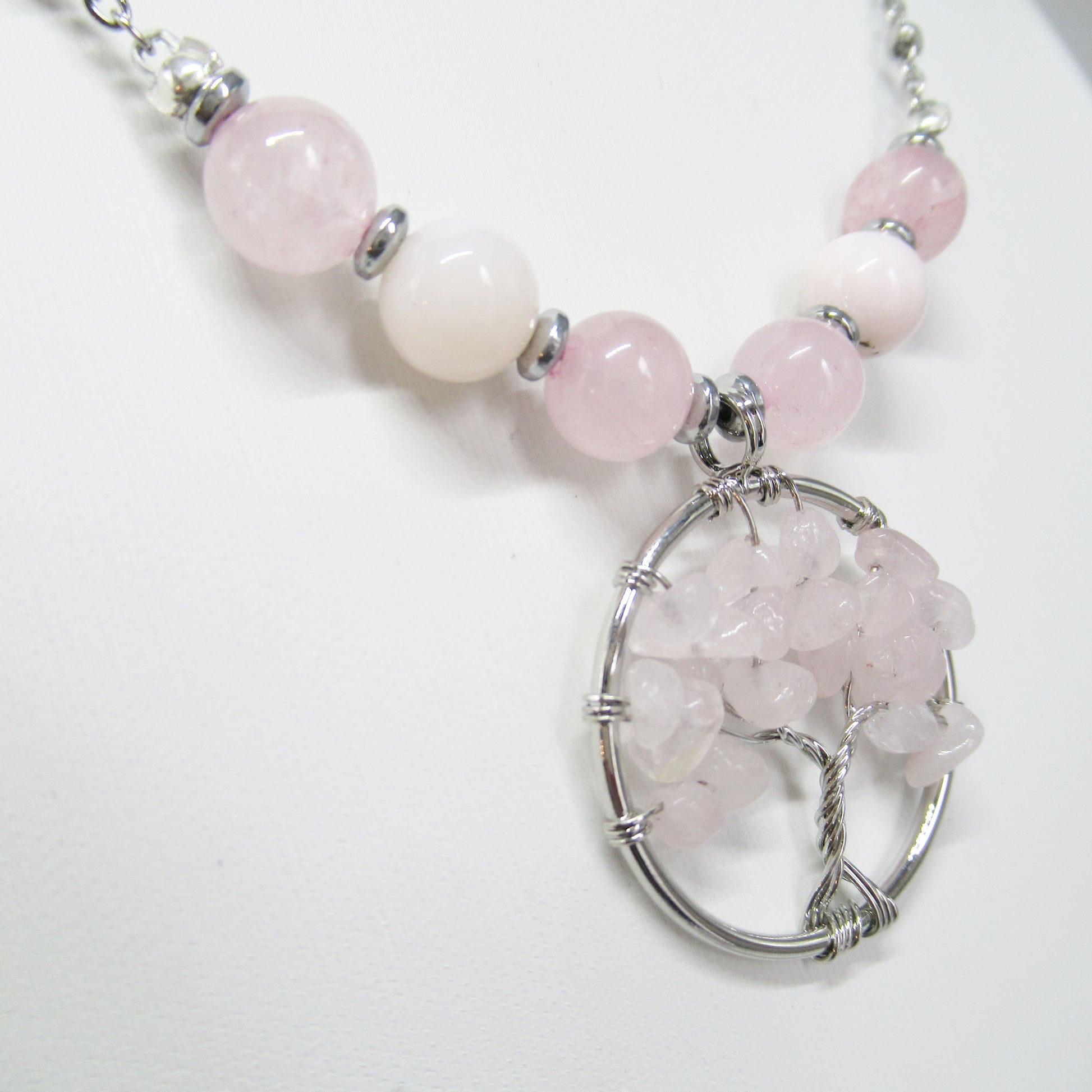 Collier Quartz rose Opale rose - Arbre de vie  https://monjolicaillou.fr/products/collier-quartz-rose-opale-rose-arbre-de-vie  Ce collier en Quartz rose et Opale rose est orné d'un pendentif de l'arbre de vie. Portez-le pour ressentir les bienfaits apaisants du Quartz rose et les vibrations positives de l'opale rose.