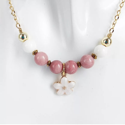 Collier en pierres naturelles Rhodonite et Nacre – allie élégance et bienfaits émotionnels. Apaise le stress, favorise l’amour, l’intuition et l’harmonie intérieure.