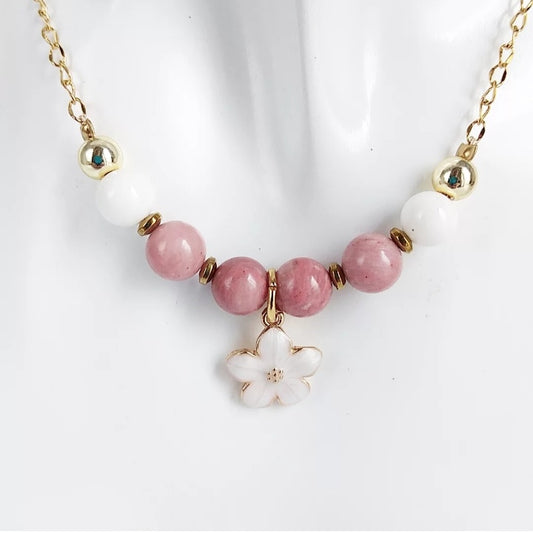 Collier en pierres naturelles Rhodonite et Nacre – allie élégance et bienfaits émotionnels. Apaise le stress, favorise l’amour, l’intuition et l’harmonie intérieure.