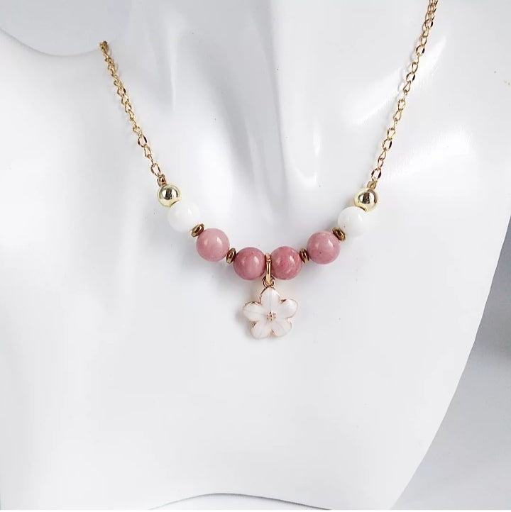 Collier en pierres naturelles Rhodonite et Nacre – allie élégance et bienfaits émotionnels. Apaise le stress, favorise l’amour, l’intuition et l’harmonie intérieure.