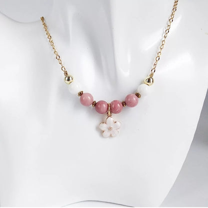 Collier en pierres naturelles Rhodonite et Nacre – allie élégance et bienfaits émotionnels. Apaise le stress, favorise l’amour, l’intuition et l’harmonie intérieure.