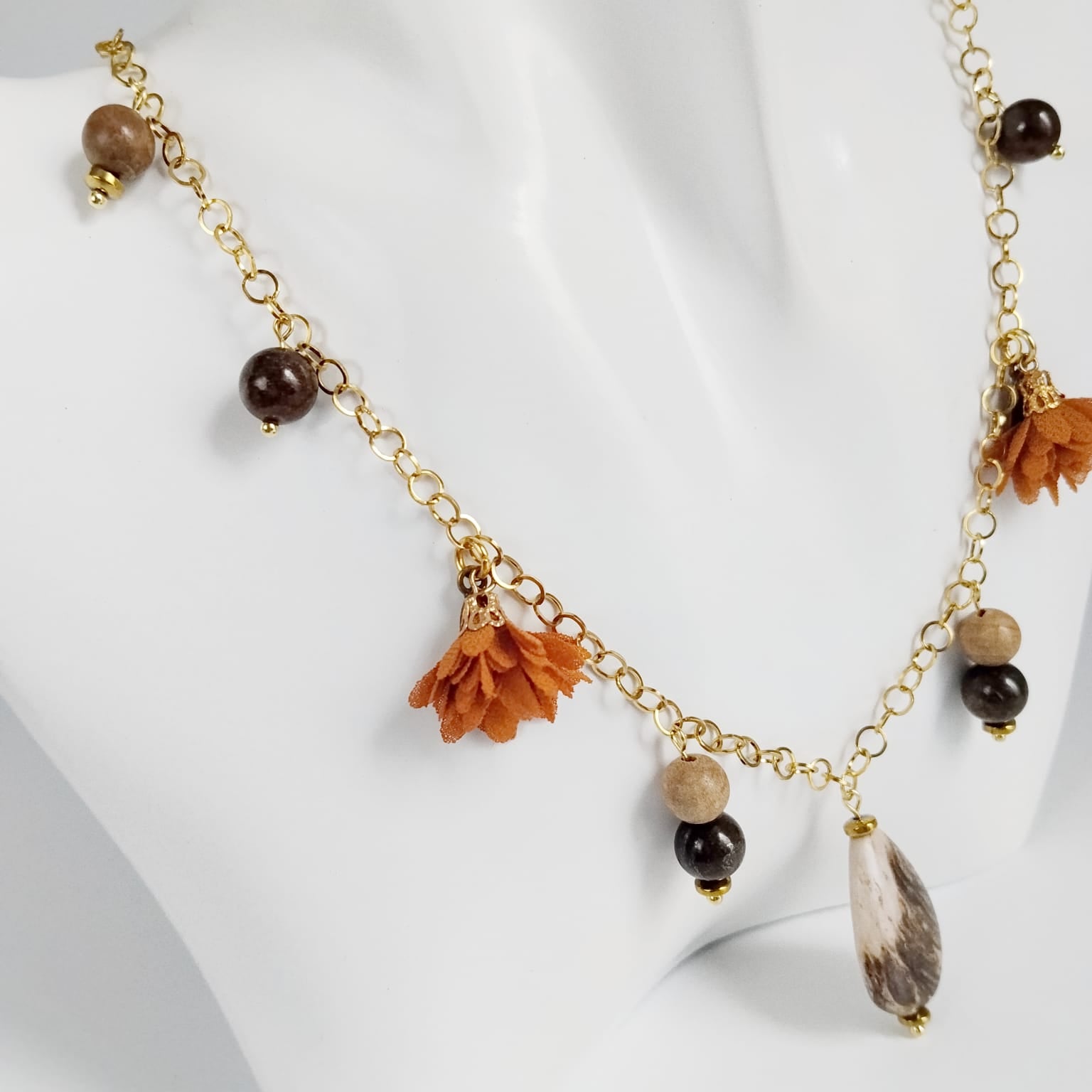 Collier en pierres naturelles Agate Brèche et Bronzite. Bijou énergétique favorisant protection, ancrage, sérénité et équilibre émotionnel. Chaîne en acier inoxydable.