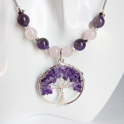 Ce collier élégant en Améthyste et Quartz rose vous offre plus qu'un simple bijou : il symbolise la vie et la croissance avec son pendentif en forme d'arbre.

En plus d'ajouter une touche de beauté à votre tenue, il apporte un sentiment de paix, de sérénité et de connexion avec la nature.