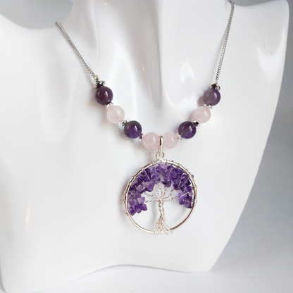 Ce collier élégant en Améthyste et Quartz rose vous offre plus qu'un simple bijou : il symbolise la vie et la croissance avec son pendentif en forme d'arbre.

En plus d'ajouter une touche de beauté à votre tenue, il apporte un sentiment de paix, de sérénité et de connexion avec la nature.