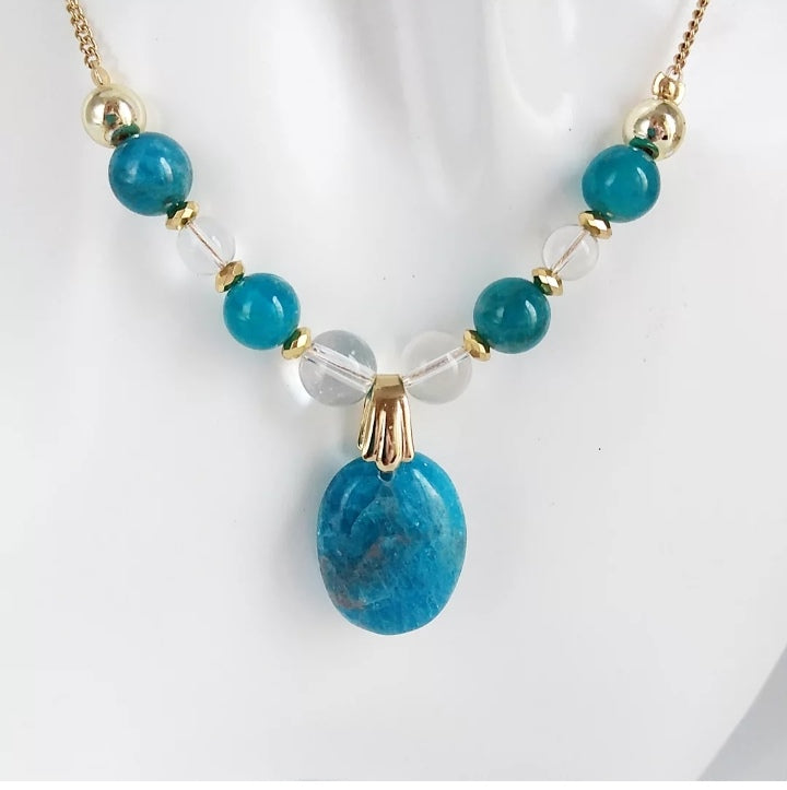 Collier en Apatite naturelle AAA : équilibre les chakras, favorise la communication et soutient la perte de poids. Élégance & énergie positive.