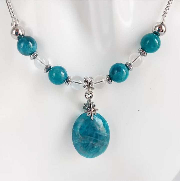 Collier en Apatite naturelle AAA : équilibre les chakras, favorise la communication et soutient la perte de poids. Élégance & énergie positive.