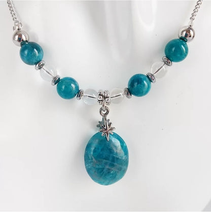 Collier en Apatite naturelle AAA : équilibre les chakras, favorise la communication et soutient la perte de poids. Élégance & énergie positive.