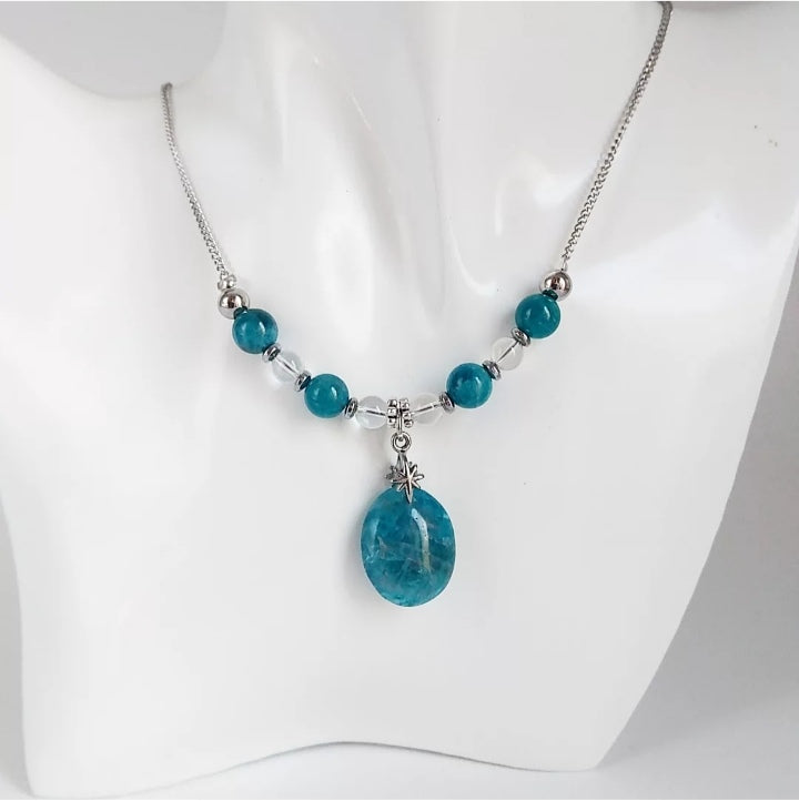 Collier en Apatite naturelle AAA : équilibre les chakras, favorise la communication et soutient la perte de poids. Élégance & énergie positive.