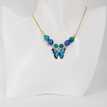 Collier en Apatite AAA et Lapis Lazuli AA avec pendentif papillon. Bijou énergétique pour l'équilibre, l’expression et la transformation. Idéal pour l’intuition, la créativité et le bien-être.
