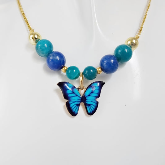 Collier en Apatite AAA et Lapis Lazuli AA avec pendentif papillon. Bijou énergétique pour l'équilibre, l’expression et la transformation. Idéal pour l’intuition, la créativité et le bien-être.
