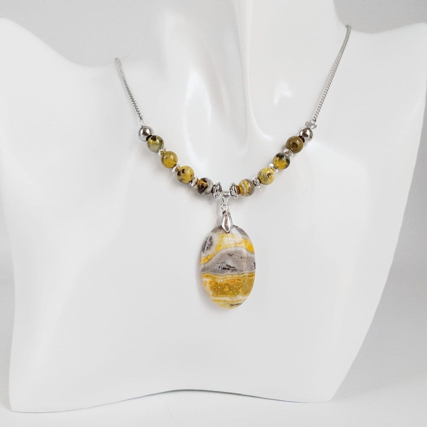 Collier en jaspe Bumblebee naturel – pierre d’énergie et de confiance. Idéal pour favoriser la motivation, la clarté mentale et la protection au quotidien.