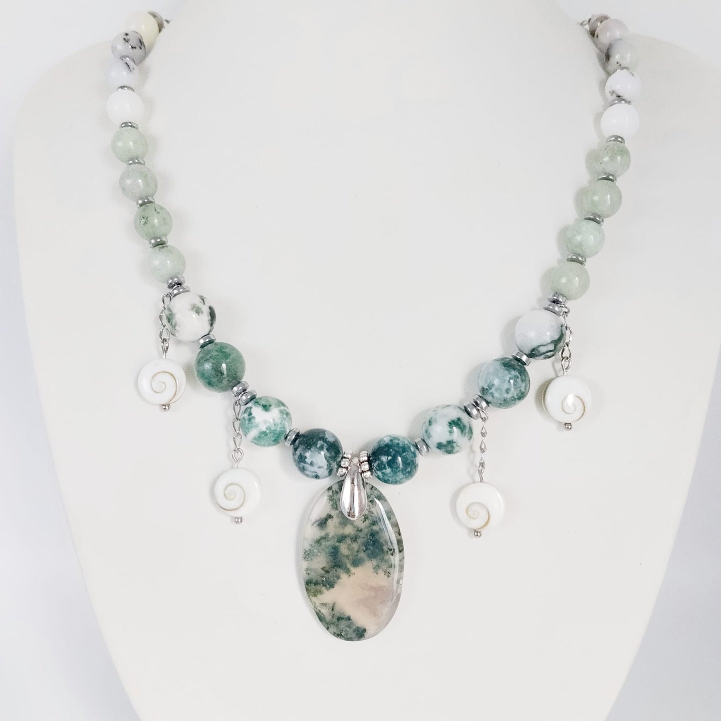 Découvrez mon collier talisman en pierres naturelles. Agate mousse, Jade AA, Merlinite et Œil de Sainte-Lucie pour attirer la chance, la prospérité et la sérénité.