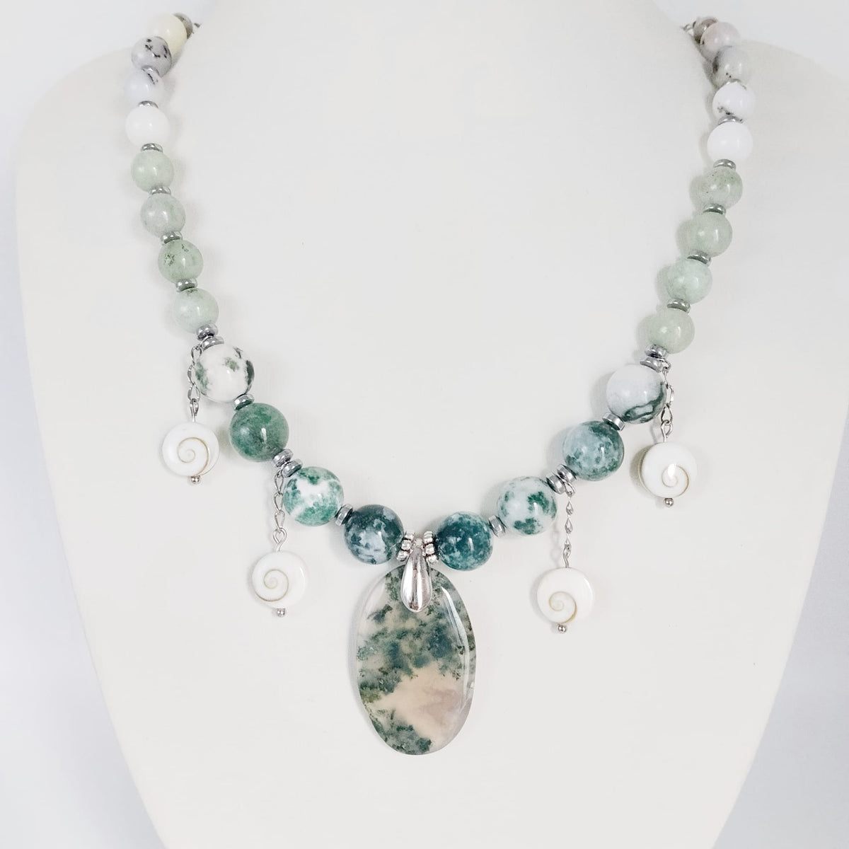 Découvrez mon collier talisman en pierres naturelles. Agate mousse, Jade AA, Merlinite et Œil de Sainte-Lucie pour attirer la chance, la prospérité et la sérénité.