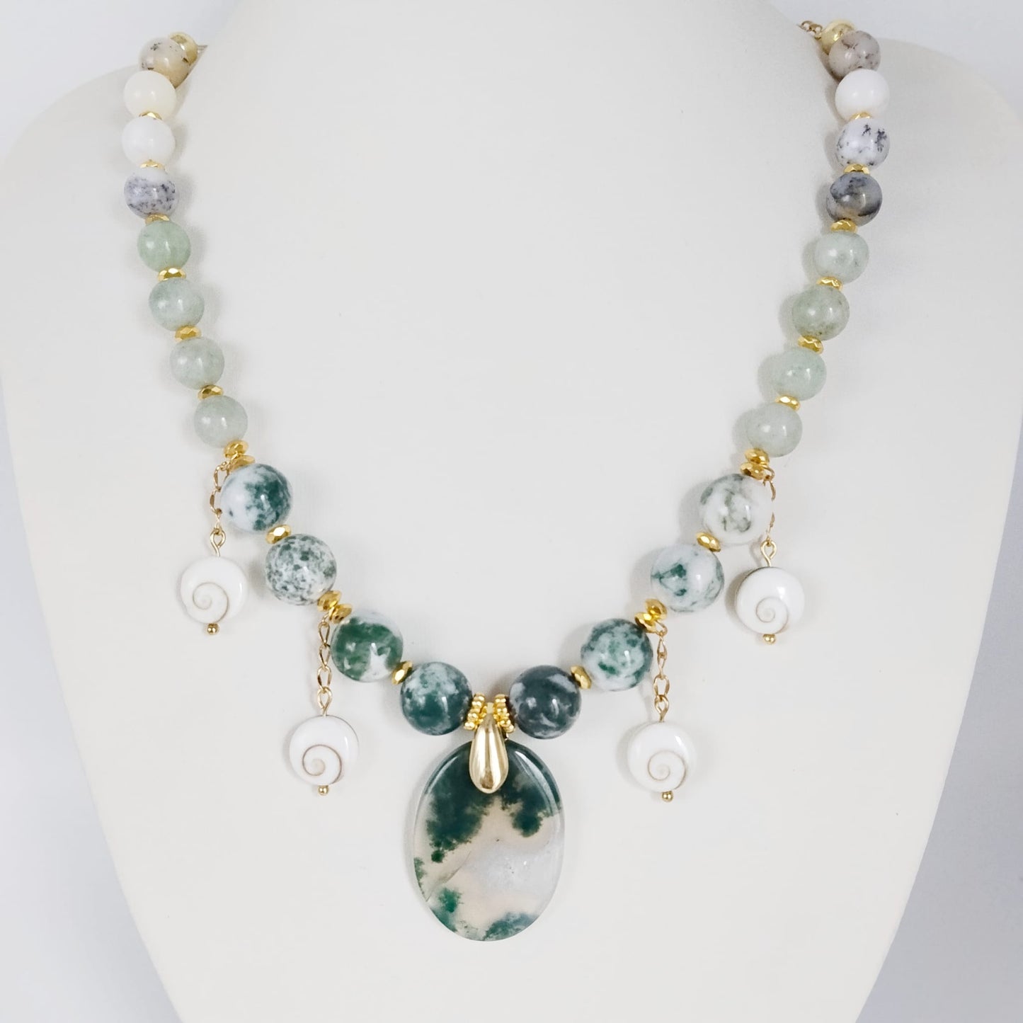 Découvrez mon collier talisman en pierres naturelles. Agate mousse, Jade AA, Merlinite et Œil de Sainte-Lucie pour attirer la chance, la prospérité et la sérénité.