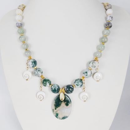 Découvrez mon collier talisman en pierres naturelles. Agate mousse, Jade AA, Merlinite et Œil de Sainte-Lucie pour attirer la chance, la prospérité et la sérénité.