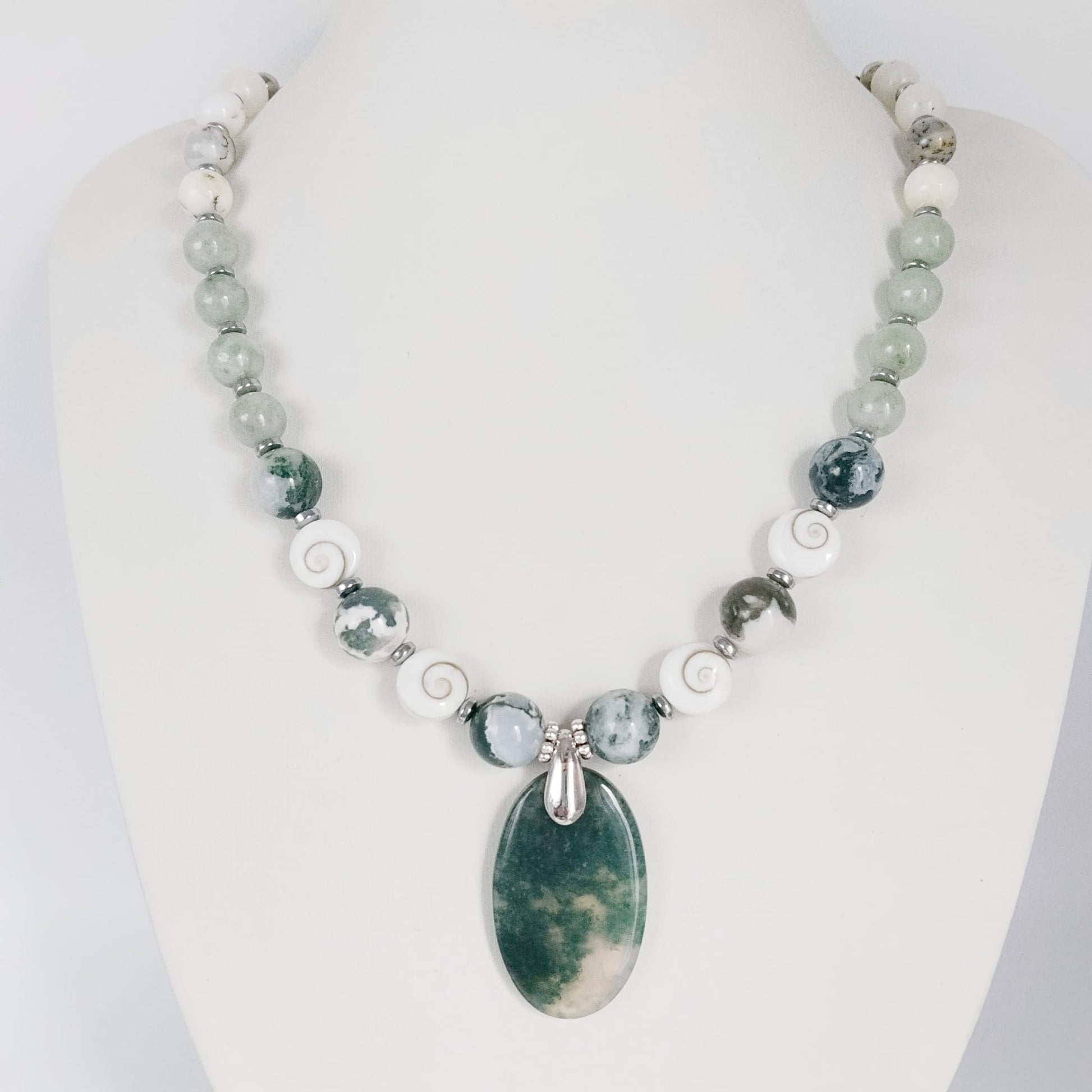 Découvrez mon collier talisman en pierres naturelles. Agate mousse, Jade AA, Merlinite et Œil de Sainte-Lucie pour attirer la chance, la prospérité et la sérénité.