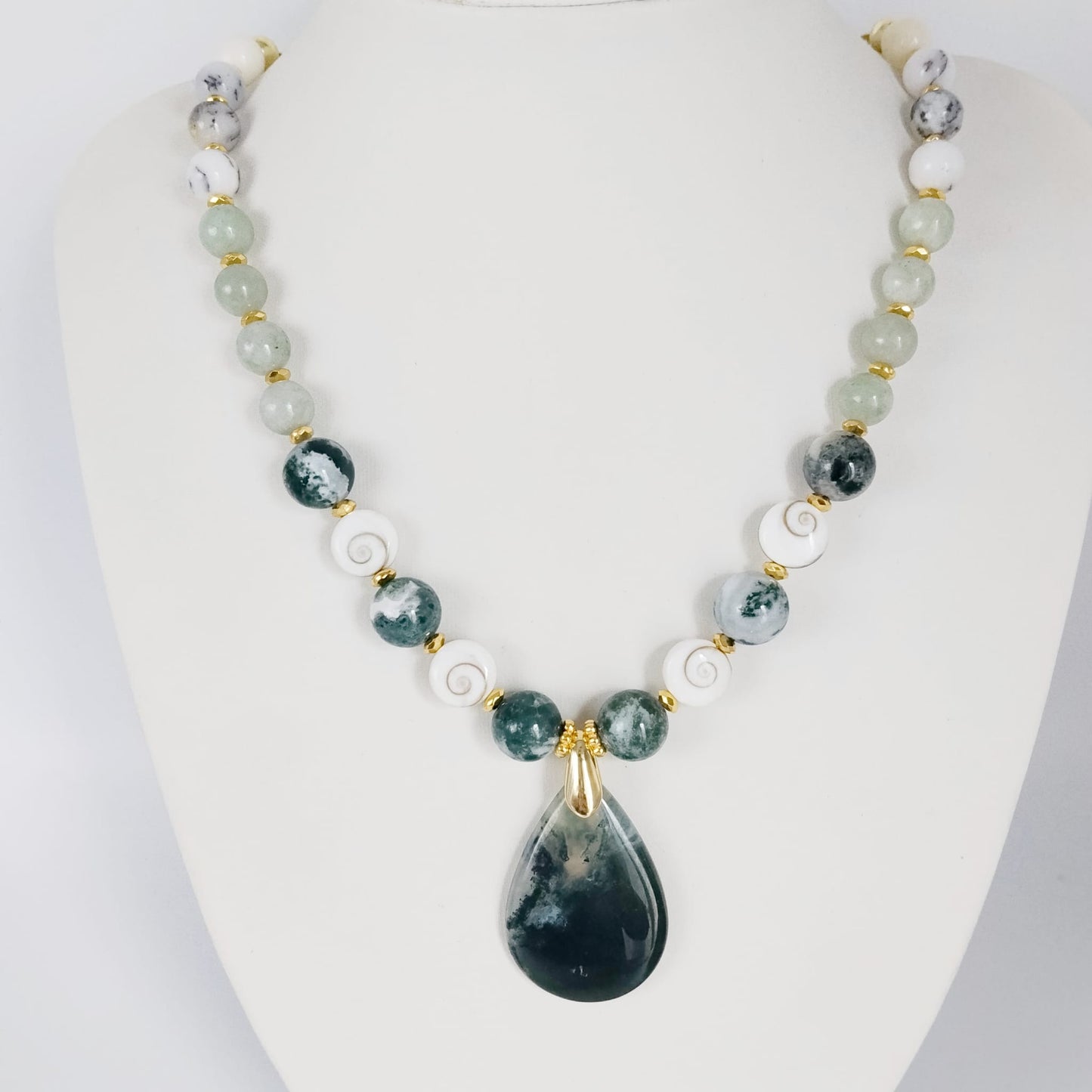 Découvrez mon collier talisman en pierres naturelles. Agate mousse, Jade AA, Merlinite et Œil de Sainte-Lucie pour attirer la chance, la prospérité et la sérénité.