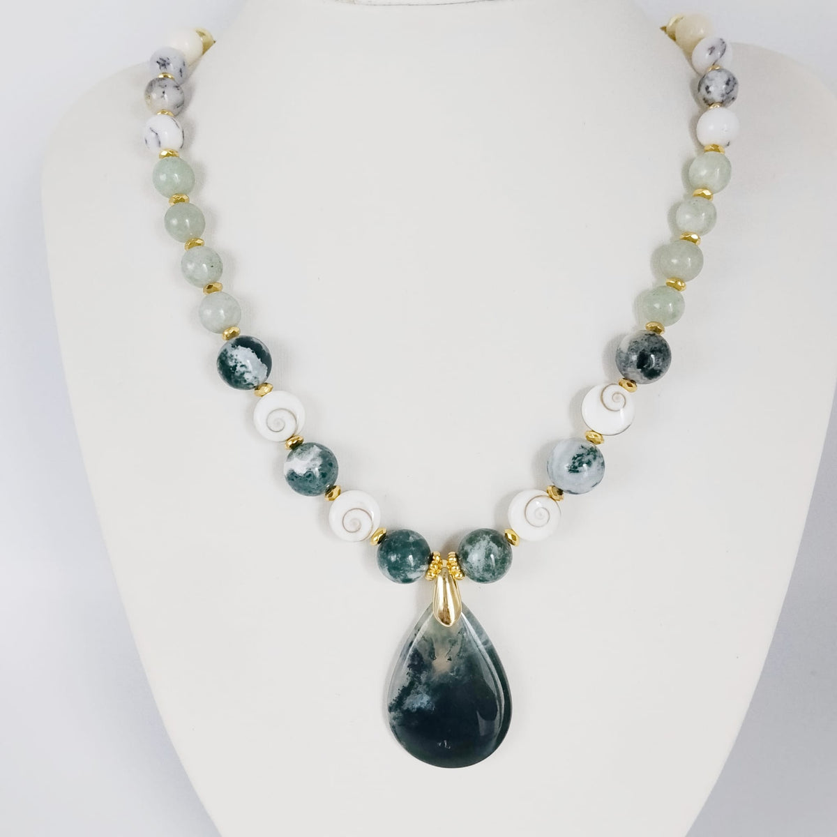 Découvrez mon collier talisman en pierres naturelles. Agate mousse, Jade AA, Merlinite et Œil de Sainte-Lucie pour attirer la chance, la prospérité et la sérénité.